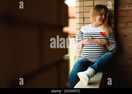 Jeune femme préganante s'attendant à un bébé relaxant Banque D'Images
