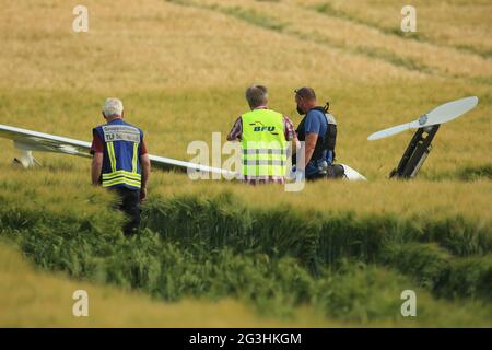 Schlanstedt, Allemagne. 16 juin 2021. Les services d'urgence enquêtent sur la scène où un avion microléger s'est écrasé sur un champ de culture pour des raisons encore inconnues. Un homme de 72 ans a été tué dans l'accident. Credit: Matthias Bein/dpa-Zentralbild/dpa/Alay Live News Banque D'Images