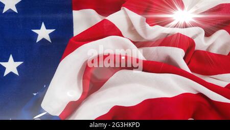 Lumière vive contre le drapeau américain en gros plan Banque D'Images