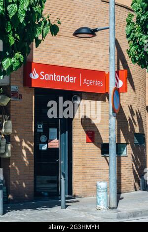 Barcelone, Espagne - 16 mai 2021. Logo et façade de Banco Santander, connu sous le nom commercial Santander, est une banque espagnole basée à Santander Banque D'Images