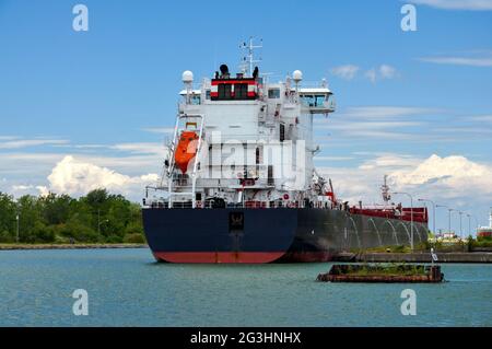 Un laker de transport de vrac voyage le long du canal Welland, une route maritime internationale reliant le lac Ontario au lac Érié. Banque D'Images