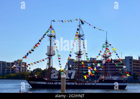 En naviguant dans la baie de Tampa, le grand navire Jose Gasparilla est décoré pour le championnat national de football universitaire de 2017. Banque D'Images