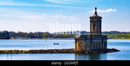 Vue sur Rutland Water jusqu'au Rutland Sailing Club avec l'église Normanton en premier plan. Banque D'Images