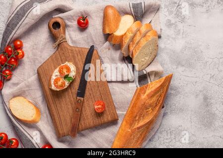 planche, pain et tomates pour faire des sandwichs Banque D'Images