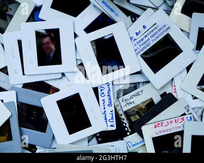 Diapositives couleur rejetées dans la poubelle d'un photographe professionnel, France Banque D'Images