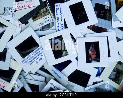 Diapositives couleur rejetées dans la poubelle d'un photographe professionnel, France Banque D'Images