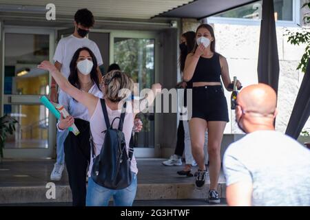 Rieti, Italie. 16 juin 2021. Les examens de diplôme d'études secondaires de Rieti sont maintenant en cours pour les aînés du secondaire, avec une seule entrevue orale. Il y avait beaucoup d'excitation de la part des élèves de Rieti, qui ont animé la nuit dernière les places devant les écoles chantant "nuit avant les examens", pour soulager la tension de cette première étape importante dans leur vie. (Photo de Riccardo Fabi/Pacific Press) crédit: Pacific Press Media production Corp./Alay Live News Banque D'Images