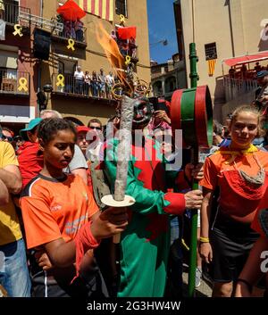 La Flama del Canigó (tradition catalane du solstice d'été) arrivant sur la place Sant Pere lors de la célébration du festival Patum de Berga Banque D'Images