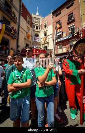 La Flama del Canigó (tradition catalane du solstice d'été) arrivant sur la place Sant Pere lors de la célébration du festival Patum de Berga Banque D'Images