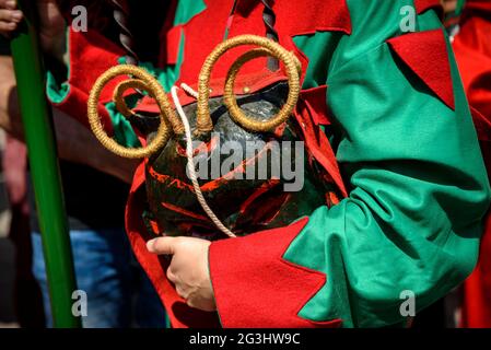 Masque et robe d'un des Maces dans le festival Patum de Berga, patrimoine culturel immatériel mondial de l'UNESCO (Barcelone, Catalogne, Espagne) Banque D'Images