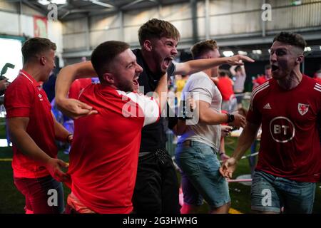 Les fans du pays de Galles réagissent au deuxième but tout en regardant le match de l'UEFA Euro 2020 Group A entre la Turquie et le pays de Galles à la Vale Sport Arena de Cardiff. Date de la photo: Mercredi 16 juin 2021. Banque D'Images