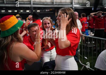 Les fans du pays de Galles réagissent au deuxième but tout en regardant le match de l'UEFA Euro 2020 Group A entre la Turquie et le pays de Galles à la Vale Sport Arena de Cardiff. Date de la photo: Mercredi 16 juin 2021. Banque D'Images