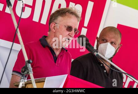 Munich, Bavière, Allemagne. 16 juin 2021. Prenant une pause à la Gesundheitskonferenz (Conférence sur les soins de santé) à Munich, en Allemagne, le ministre fédéral de la Santé allemand Jens Spahn et le ministre de la Santé de Bavière Klaus Holetschek ont comparu avant de faire une démonstration aux travailleurs de la santé avec le syndicat Ver.di à Max Joseph Platz. Sylvia Buehler représentait Ver.di. Les travailleurs ont exprimé leurs griefs concernant les structures de soins de santé axées sur les profits et les soins réels des patients, ainsi que sur la réduction des structures de rémunération et l'augmentation des charges. Les travailleurs soutiennent que le Banque D'Images