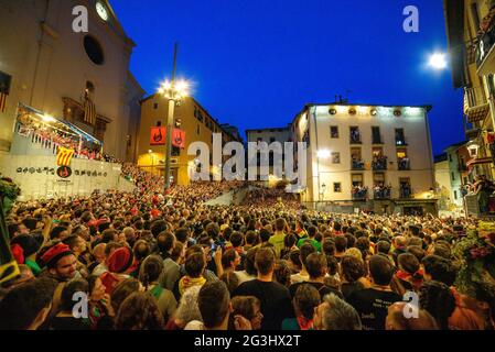 Place Sant Pere pendant la danse de l'Àliga (l'aigle) du festival Patum de Berga, patrimoine culturel immatériel mondial de l'UNESCO (Catalogne, Espagne) Banque D'Images
