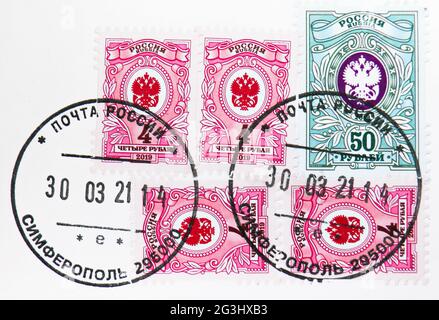 MOSCOU, RUSSIE - 15 AVRIL 2021 : le timbre-poste imprimé en Russie montre les armoiries, le sceau postal, série, vers 2019 Banque D'Images