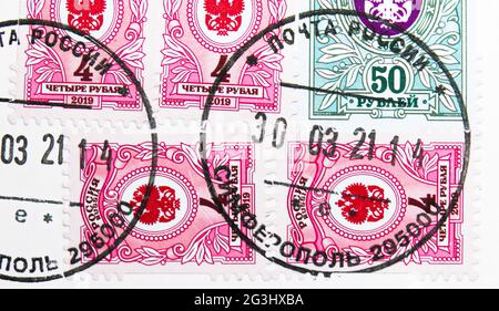 MOSCOU, RUSSIE - 15 AVRIL 2021 : le timbre-poste imprimé en Russie montre les armoiries, le sceau postal, série, vers 2019 Banque D'Images