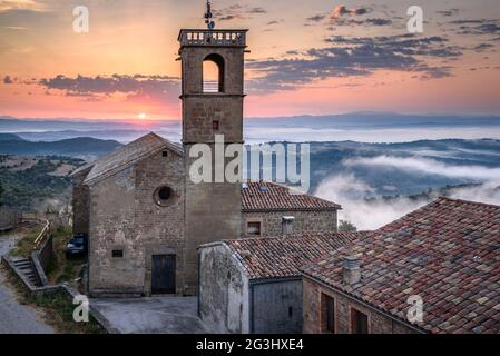 Lever de soleil à Castelladral avec quelques porcs du matin, vu du sommet de Castellot (Navàs, Catalogne, Espagne) ESP: Amanecer en Castelladral con niebla (España) Banque D'Images