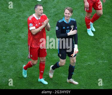 Saint-Pétersbourg, Russie. 16 juin 2021. Artem Dzyuba (22) et Matvei Safonov (16) de Russie en action pendant le championnat européen EURO 2020 entre la Russie et la Finlande à Gazprom Arena.(final Score; Finlande 0:1 Russie). Crédit : SOPA Images Limited/Alamy Live News Banque D'Images