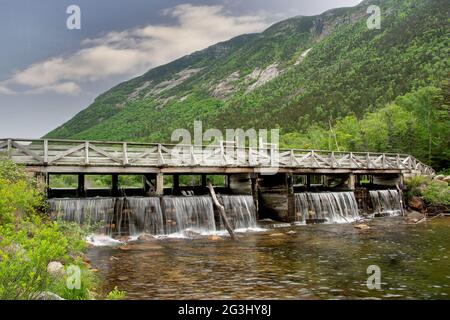 Pittoresque parc national de Crawford Notch dans les White Mountains du New Hampshire. Barrage en bois avec passerelle au-dessus de la rivière Saco et falaises abruptes du mont Webster. Banque D'Images