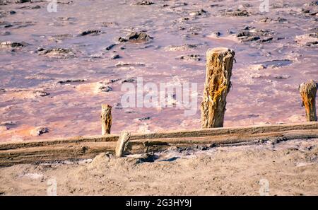 Un poteau en bois de crumbling sur le lac pour l'extraction du sel. Dépôts de sel. Boue cicatrisante. Lac rose Banque D'Images