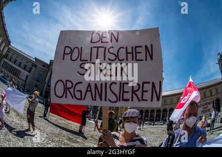 Munich, Bavière, Allemagne. 16 juin 2021. Prenant une pause à la Gesundheitskonferenz (Conférence sur les soins de santé) à Munich, en Allemagne, le ministre fédéral de la Santé allemand Jens Spahn et le ministre de la Santé de Bavière Klaus Holetschek ont comparu avant de faire une démonstration aux travailleurs de la santé avec le syndicat Ver.di à Max Joseph Platz. Sylvia Buehler représentait Ver.di. Les travailleurs ont exprimé leurs griefs concernant les structures de soins de santé axées sur les profits et les soins réels des patients, ainsi que sur la réduction des structures de rémunération et l'augmentation des charges. Les travailleurs soutiennent que le Banque D'Images