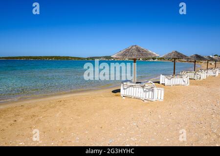 La plage de Xifara, une petite plage calme située dans la baie de Naoussa sur l'île de Paros, Cyclades, Grèce Banque D'Images