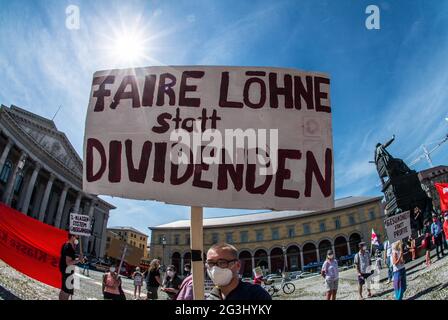 Munich, Bavière, Allemagne. 16 juin 2021. Prenant une pause à la Gesundheitskonferenz (Conférence sur les soins de santé) à Munich, en Allemagne, le ministre fédéral de la Santé allemand Jens Spahn et le ministre de la Santé de Bavière Klaus Holetschek ont comparu avant de faire une démonstration aux travailleurs de la santé avec le syndicat Ver.di à Max Joseph Platz. Sylvia Buehler représentait Ver.di. Les travailleurs ont exprimé leurs griefs concernant les structures de soins de santé axées sur les profits et les soins réels des patients, ainsi que sur la réduction des structures de rémunération et l'augmentation des charges. Les travailleurs soutiennent que le Banque D'Images