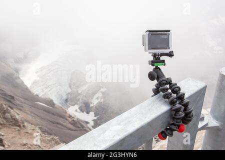 LES DIABLERETS, SUISSE - Le 22 juillet 2015 : Gros plan du héros 4 GoPro caméra sur trépied GorillaPod en action, en mouvement rapide tournage Banque D'Images