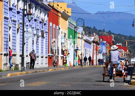 Cholula, Puebla, Mexique. Maisons mexicaines colorées dans la rue Copyright 2021 © Sam Bagnall Banque D'Images