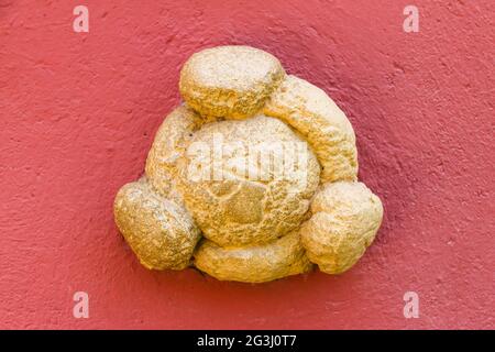 Gros plan de pain sur le mur du musée Dali à Figueras, Catalogne. Banque D'Images