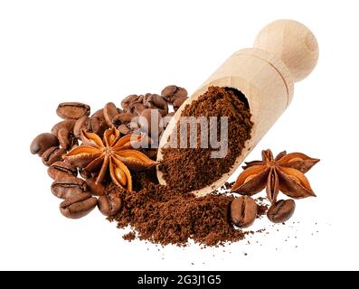 Haricots, café moulu et étoiles anis isolés sur fond blanc avec passe-cheveux. Banque D'Images