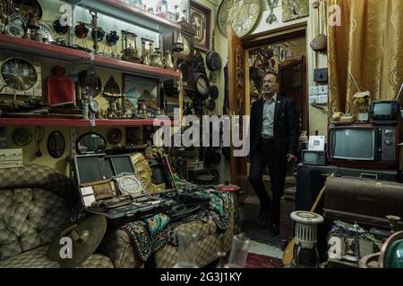16 juin 2021, Irak, Mossoul: Le Fakhri Suleiman Al-Tai irakien est vu dans sa maison parmi les objets et les pièces antiques qu'il a recueillis après son retour dans la vieille ville de Mossoul après sa libération de la soi-disant organisation terroriste de l'État islamique (EI). Al-Tai a décidé de convertir sa maison en musée temporaire où il expose plus de 5,000 pièces reflétant l'héritage et l'histoire de Mossoul, qui a été gravement endommagé entre 2014 et 2017 sous le règne de l'État islamique. Al-Tai a dépensé près de 33,000 dollars US à la poursuite de sa passion pour recueillir et préserver des pièces de tous les passé et Banque D'Images