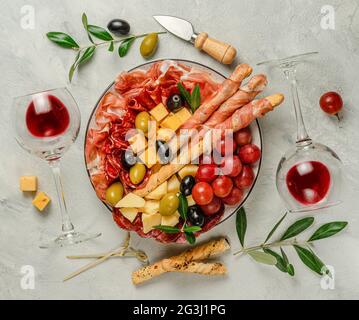 Assiette de hors-d'œuvre méditerranéenne sur fond gris. En hauteur. Banque D'Images