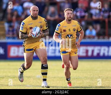 Wakefield, Royaume-Uni. 16 juin 2021. Nathan Massey (14) de Castleford Tigers se brise avec le ballon à Wakefield, Royaume-Uni, le 6/16/2021. (Photo de Mark Cosgrove/News Images/Sipa USA) crédit: SIPA USA/Alay Live News Banque D'Images