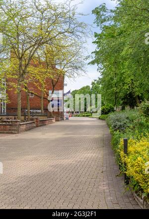 Vue sur l'église Green East dans le centre-ville de Redditch, Worcestershire. Banque D'Images