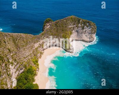 Célèbre plage de Kelingking sur l'île de Nusa Penida. Vue aérienne Banque D'Images