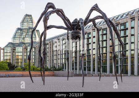 Ottawa, Canada le 23 mai 2021 : sculpture de l'araignée Maman devant le Musée des beaux-arts du Canada, situé au centre-ville d'Ottawa, au Canada Banque D'Images