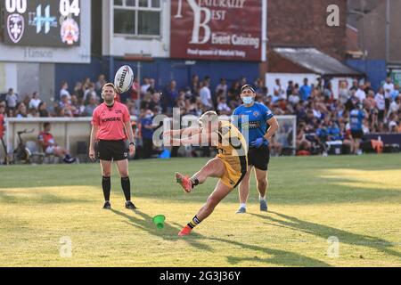 Wakefield, Royaume-Uni. 16 juin 2021. Danny Richardson (7) de Castleford Tigers se convertit pour un but à Wakefield, Royaume-Uni, le 6/16/2021. (Photo de Mark Cosgrove/News Images/Sipa USA) crédit: SIPA USA/Alay Live News Banque D'Images