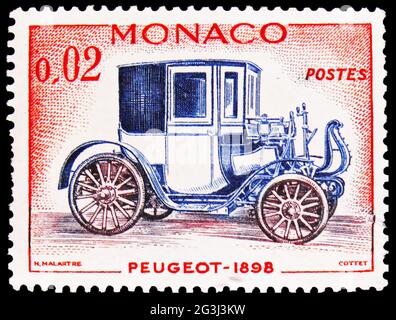 MOSCOU, RUSSIE - 15 AVRIL 2021 : timbre-poste imprimé à Monaco montre Peugeot 1898, ancienne série de voitures, vers 1961 Banque D'Images