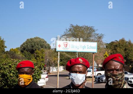 Johannesburg, Afrique du Sud. 16 juin 2021. Membres de l'EFF vus pendant la commémoration de juin 16 de l'EFF en dehors de l'école secondaire Uitsig.Katlego Legodi un apprenant de l'Uitsig High School a été agressé par un garde de sécurité raciste pour avoir porté un EFF (Economic Freedom Fighters) régalia lors d'une journée de carrière scolaire. Crédit : SOPA Images Limited/Alamy Live News Banque D'Images