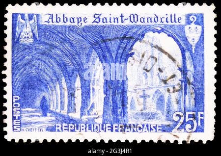 MOSCOU, RUSSIE - 15 AVRIL 2021 : timbre-poste imprimé en France montre l'abbaye de Saint-Wandrille, série touristique, vers 1949 Banque D'Images