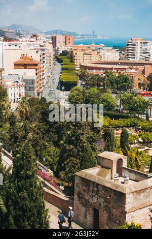 Donnant sur les arènes, les appartements en hauteur et les rues bordées d'arbres du quartier de la Malagueta, en bord de mer, dans la ville de Málaga, en Espagne Banque D'Images