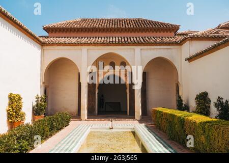 Cour avec un élément aquatique à l'intérieur de l'Alcazaba, une fortification palatiale mauresque du XIe siècle à Málaga, en Espagne Banque D'Images