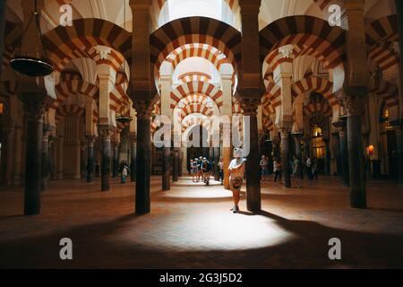 Les rayons du soleil créent une ambiance à l'intérieur de la mosquée-cathédrale de Córdoba (Mezquita-Catedral de Córdoba) Banque D'Images