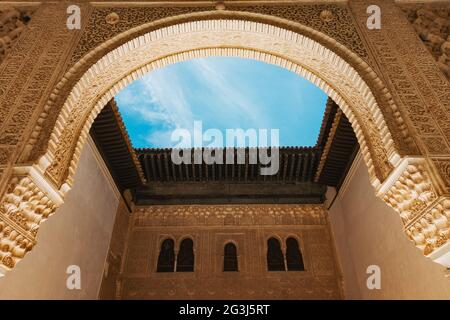 Motifs ornés sculptés dans la pierre de l'Alhambra, un palais Nasrid de Grenade, en Espagne Banque D'Images