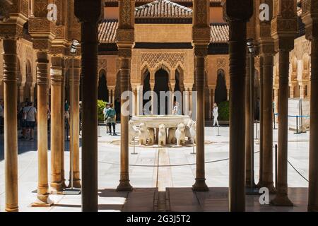 Des piliers bordent l'entrée du patio de los Leones (patio des Lions) à l'intérieur du palais de l'Alhambra, Grenade, Espagne Banque D'Images