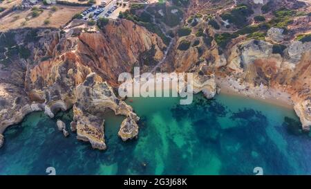 Plage de Camilo à Lagos, Algarve - Portugal. Falaises de la côte dorée sud portugaise. Vue aérienne de jour ensoleillé. Banque D'Images