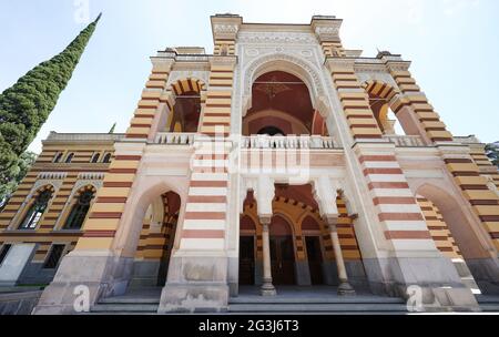 Bâtiment de l'Opéra à Tbilissi façade vue par beau soleil Banque D'Images