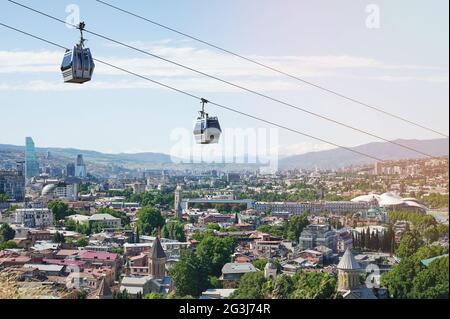 Voyage touristique à thème en géorgie ville de Tbilissi. Chemin de câble d'air Banque D'Images