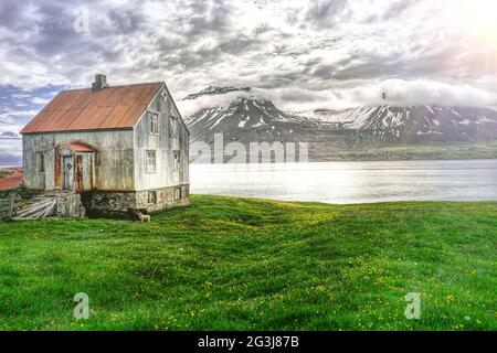 Une ancienne maison près du fjord de Seyðisfjörður Banque D'Images